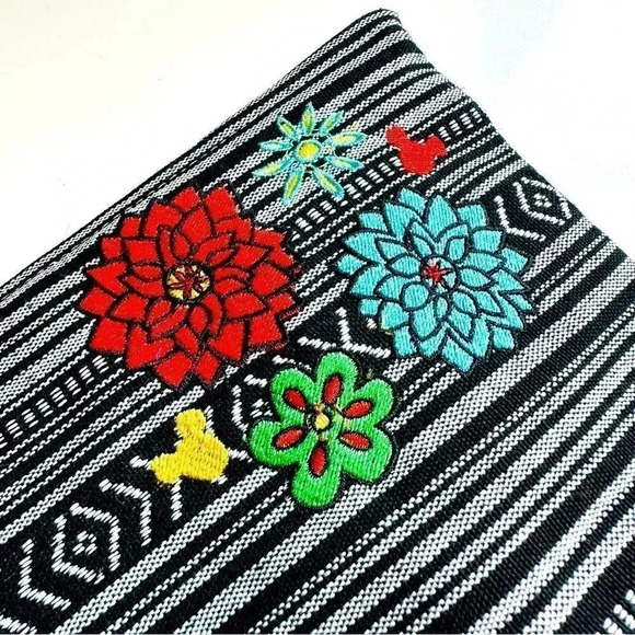 NWOT Disney Epcot Mexico World Showcase Mickey Embroidered Wristlet - Picture 4 of 7